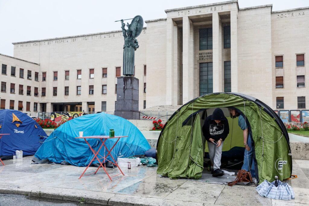 In tenda contro il caro affitti gli studenti universitari di